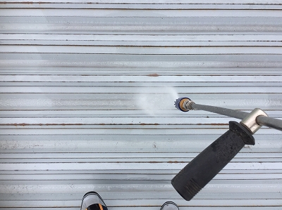 太田市鉄板屋根のサビによる腐食を防止するため塗装工事を行いました。