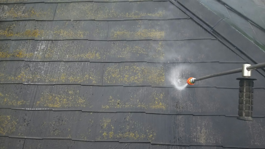 ただいま渋川市で屋根の塗り替え塗装中！