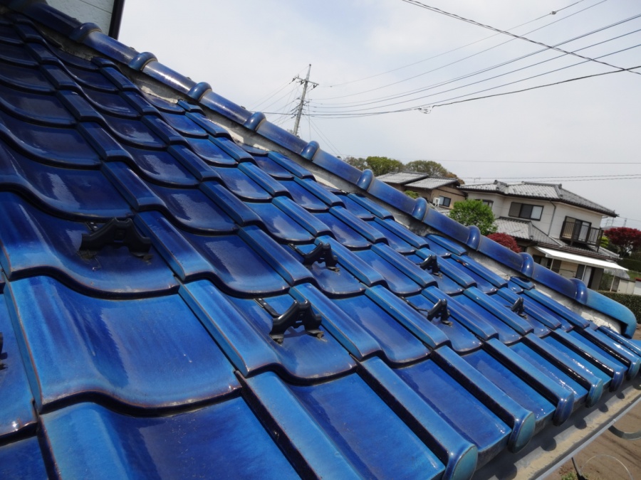 渋川市で瓦屋根の谷板金の塗装の様子をご紹介します